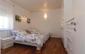 Postel nebo postele na pokoji v ubytování Two-Bedroom Apartment In Vir