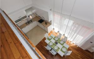 Kuchyň nebo kuchyňský kout v ubytování Two-Bedroom Apartment In Vir
