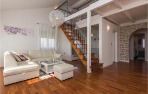 Posezení v ubytování Two-Bedroom Apartment In Vir