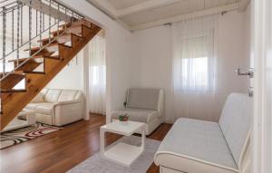 Posezení v ubytování Two-Bedroom Apartment In Vir