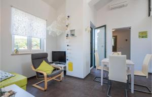 TV a/nebo společenská místnost v ubytování Cozy Apartment In Porozina With Wifi