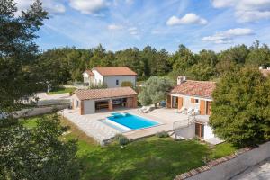 una vista aerea di una casa con piscina di Villa Lux Casa Histria a Katun Lindarski
