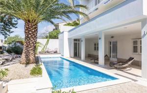 Bazén v ubytovaní Nice Apartment In Makarska alebo v jeho blízkosti