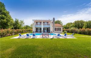 une villa avec piscine et une maison dans l'établissement 3 Bedroom Beautiful Home In Sosici, à Sošići