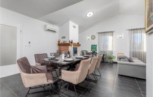 une salle à manger avec une table et des chaises dans l'établissement 3 Bedroom Beautiful Home In Sosici, à Sošići
