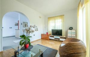 Μια τηλεόραση ή/και κέντρο ψυχαγωγίας στο Lovely Home In Labin With Wifi