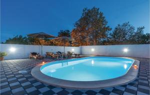 Bazén v ubytovaní Four-Bedroom Holiday Home In Pristeg alebo v jeho blízkosti