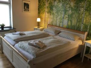 2 camas individuales en un dormitorio con pared en Hof Landleben, en Dörpstedt