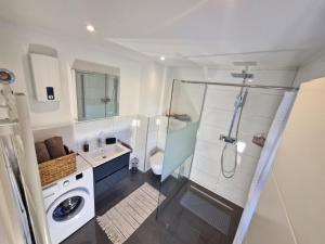 Un baño con ducha, inodoro y lavabo. en Gästehaus in Köln Rath-Heumar, en Colonia