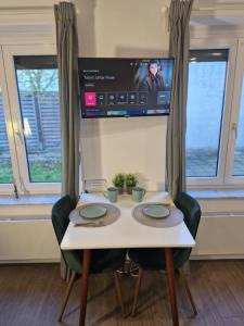 Una televisión o centro de entretenimiento en Gästehaus in Köln Rath-Heumar