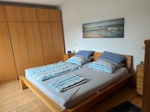 ネッテタールにあるFerienwohnung Juppのベッドルーム1室(青い枕のベッド1台付)