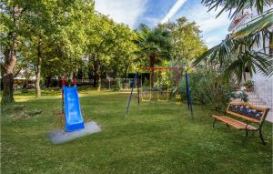 マリンスカにあるNice Apartment In Malinska With Wifiのブランコとベンチのある公園