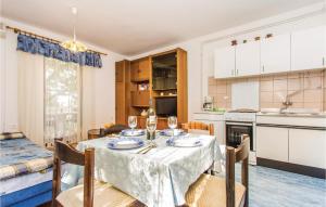 マリンスカにあるNice Apartment In Malinska With Wifiのテーブルと椅子のあるキッチンとダイニングルーム
