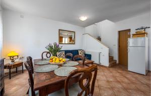 Kuchnia lub aneks kuchenny w obiekcie 3 Bedroom Beautiful Home In Pavicini