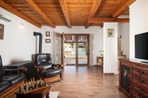 salon z kanapą i telewizorem w obiekcie Villa Lux Casa Histria 2 w mieście Pazin