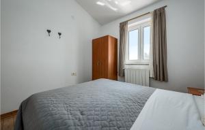 Łóżko lub łóżka w pokoju w obiekcie 3 Bedroom Beautiful Home In Pavicini