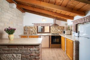 duża kuchnia z kamienną ścianą w obiekcie Villa Lux Casa Histria 2 w mieście Pazin