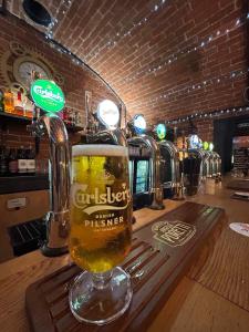 a glass of beer sitting on top of a bar at Sunset sea view chalet with hot tub in Torpoint +31 photos