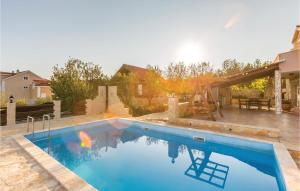 Bazén v ubytování Four-Bedroom Holiday Home In Kastel Novi nebo v jeho okolí