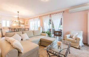 Posedenie v ubytovaní Four-Bedroom Holiday Home In Kastel Novi