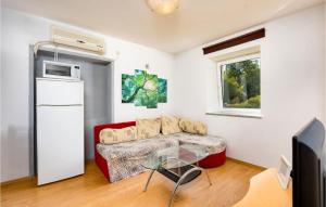 un soggiorno con un divano e un tavolo di vetro di 3 Bedroom Awesome Home In Krk a Risika