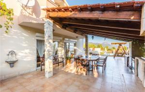 Balkón nebo terasa v ubytování Four-Bedroom Holiday Home In Kastel Novi