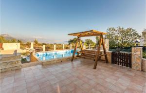 Bazén v ubytování Four-Bedroom Holiday Home In Kastel Novi nebo v jeho okolí