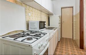 Kuchyňa alebo kuchynka v ubytovaní Cozy Apartment In Pula With Kitchen + 22 fotografií