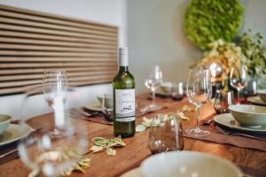 Nápoje v ubytování EDLER WOHNRAUM Luxuriöse 2 SZ mit Balkon, Kaffeevollautomat, Klima & Lift + 27 fotografií