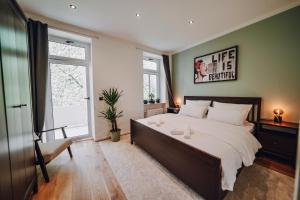 Postel nebo postele na pokoji v ubytování EDLER WOHNRAUM Luxuriöse 2 SZ mit Balkon, Kaffeevollautomat, Klima & Lift