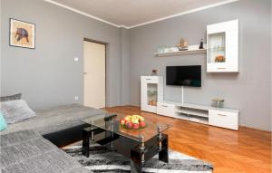 Televízia a/alebo spoločenská miestnosť v ubytovaní Cozy Apartment In Pula With Kitchen
