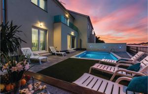 Bazén v ubytovaní Four-Bedroom Holiday Home In Sibenik alebo v jeho blízkosti