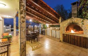 Patio nebo venkovní prostory v ubytování Four-Bedroom Holiday Home In Kastel Novi