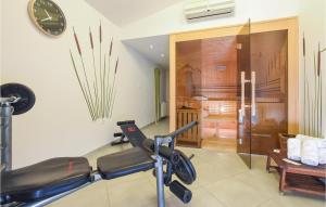 Posilňovňa alebo fitness centrum v ubytovaní Awesome Home In Kastel Gomilica