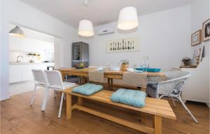 Posezení v ubytování Five-Bedroom Holiday Home Primosten With Sea View 06