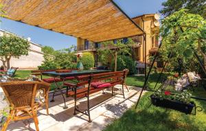 Vonkajšia záhrada v ubytovaní Nice Home In Marcana With Kitchen
