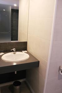 a bathroom with a sink and a mirror at Urban Dream Nevada in Granada