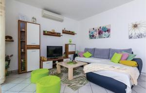 Televízia a/alebo spoločenská miestnosť v ubytovaní Three-Bedroom Apartment In Slano