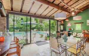 cocina y comedor con mesa y piscina en Beautiful Home In Carpentras, en Carpentras