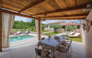 Πισίνα στο ή κοντά στο Gorgeous Home In Krnica With Wifi