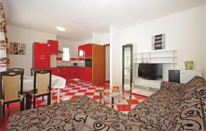 Kuchyň nebo kuchyňský kout v ubytování One-Bedroom Apartment In Makarska + 10 fotografií