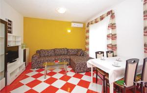 Posezení v ubytování One-Bedroom Apartment In Makarska
