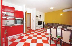 Kuchyň nebo kuchyňský kout v ubytování One-Bedroom Apartment In Makarska