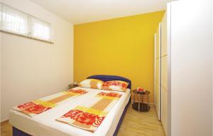 Postel nebo postele na pokoji v ubytování One-Bedroom Apartment In Makarska
