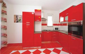 Kuchyň nebo kuchyňský kout v ubytování One-Bedroom Apartment In Makarska
