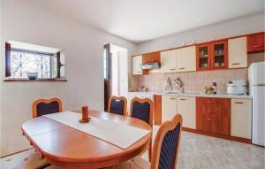 Kuchyňa alebo kuchynka v ubytovaní Three-Bedroom Holiday Home In Dragozetici