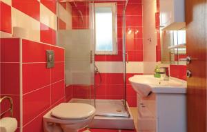 Koupelna v ubytování One-Bedroom Apartment In Makarska