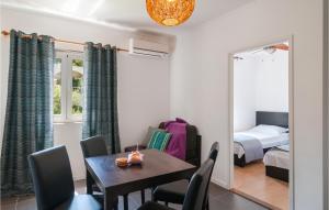 Postel nebo postele na pokoji v ubytování 2 Bedroom Amazing Apartment In Sutivan