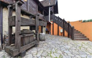 ヤストレバースコにあるSix-Bedroom Holiday Home In Jastrebarskoの木製のドアと階段が隣接する建物