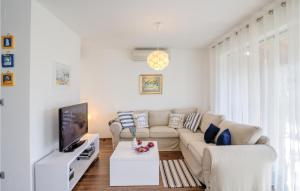 TV a/nebo společenská místnost v ubytování Two-Bedroom Holiday Home In Banjole